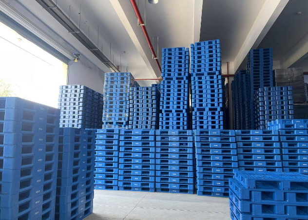木托盘与塑料托盘优缺点对比